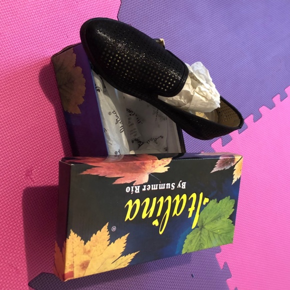 Black, flat woman’s shoe, size 8. - Picture 4 of 5